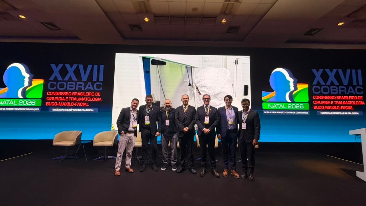 Dr. Joel Joshi Otero con los ponentes del XXVII COBRAC 2026 en Natal, Brasil